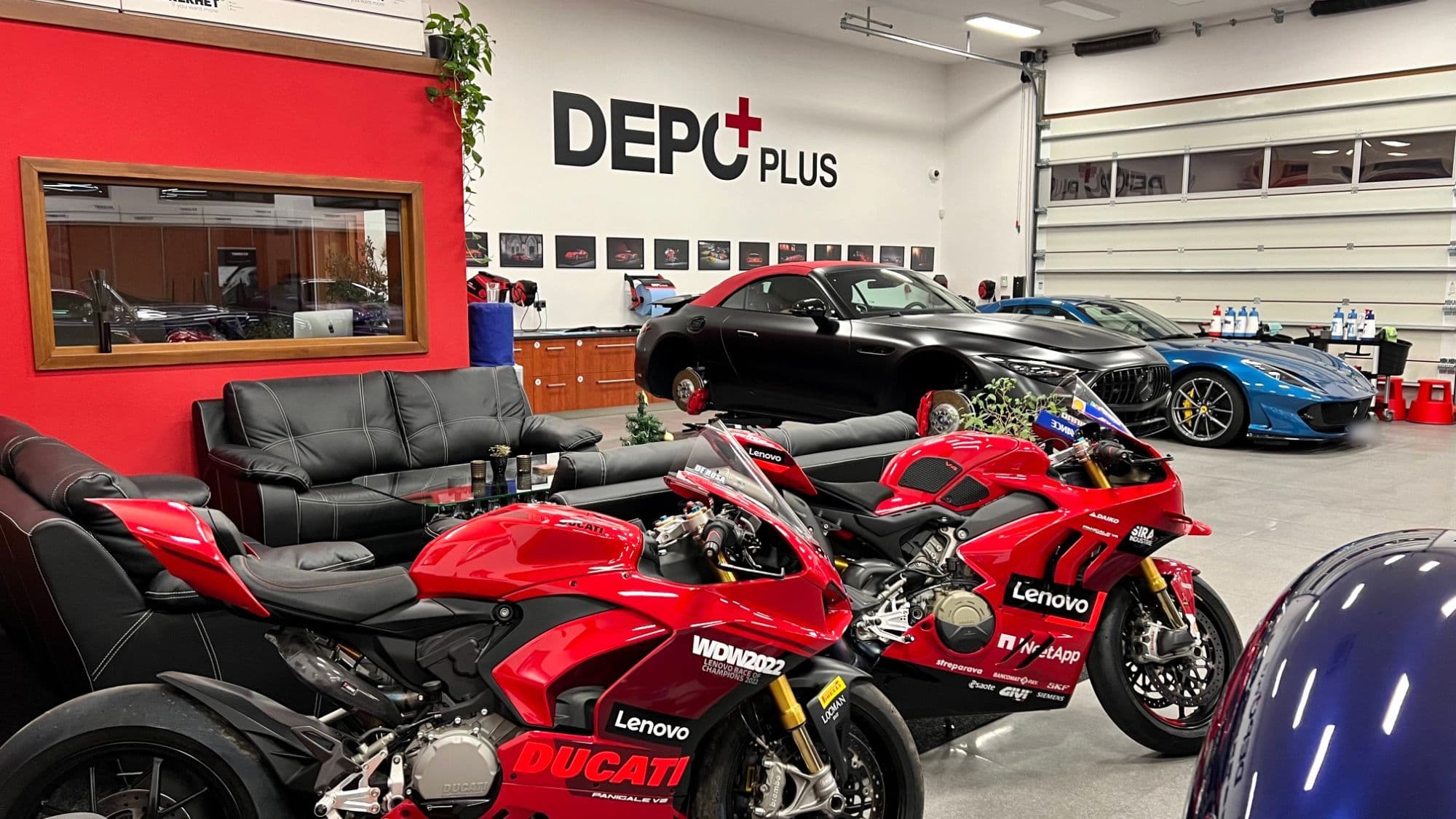 Showroom DEPO+ ve Šternberku — motorky Ducati, Mercedes-AMG SL a Ferrari 812 Superfast