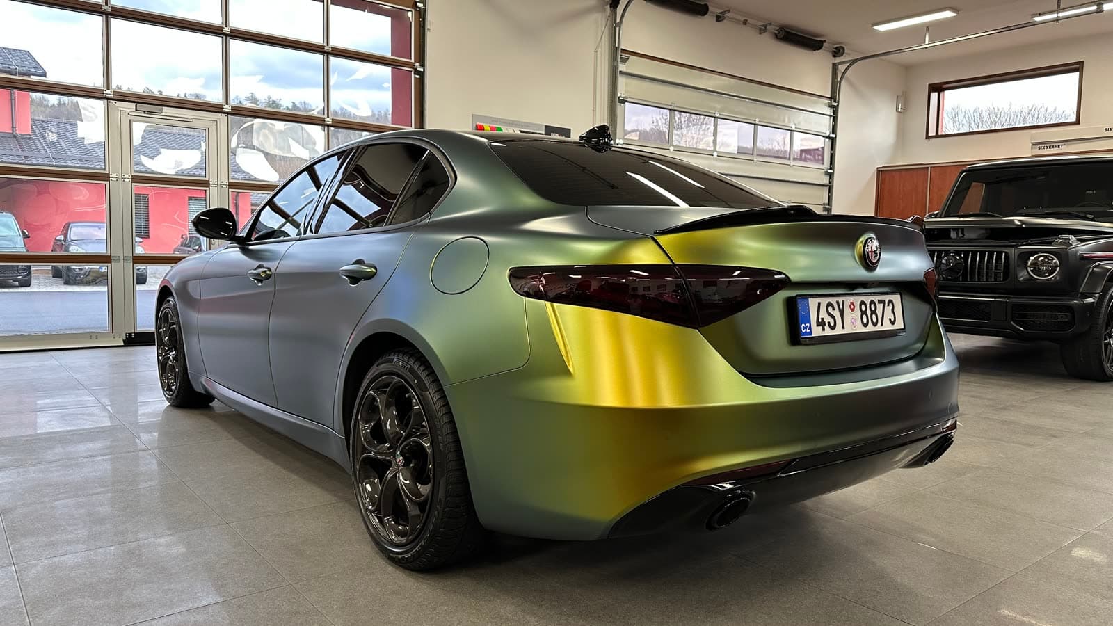 Alfa Romeo Giulia v přechodové matné fólii