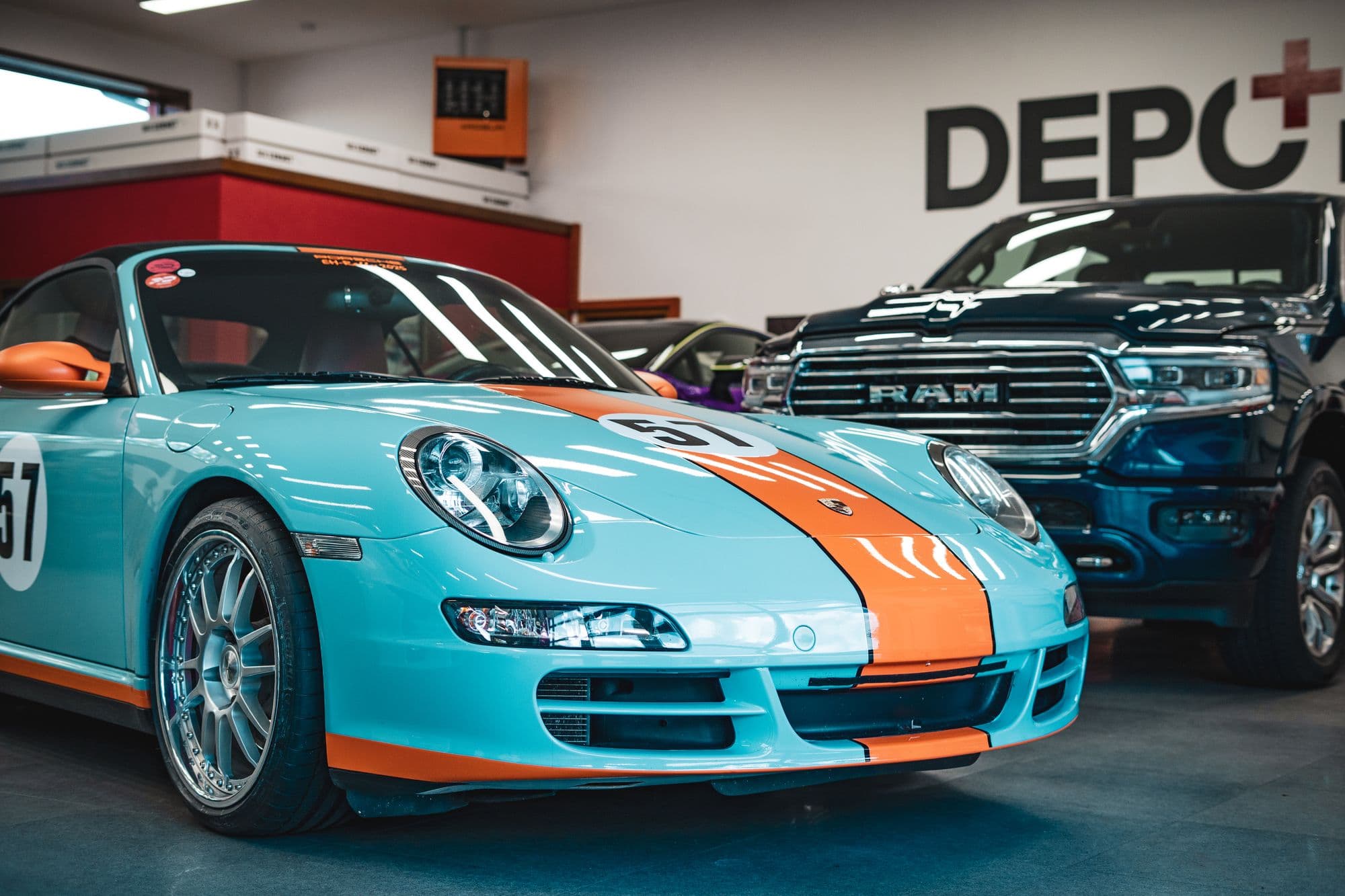 Porsche 911 v barvách Gulf ve studiu DEPO+