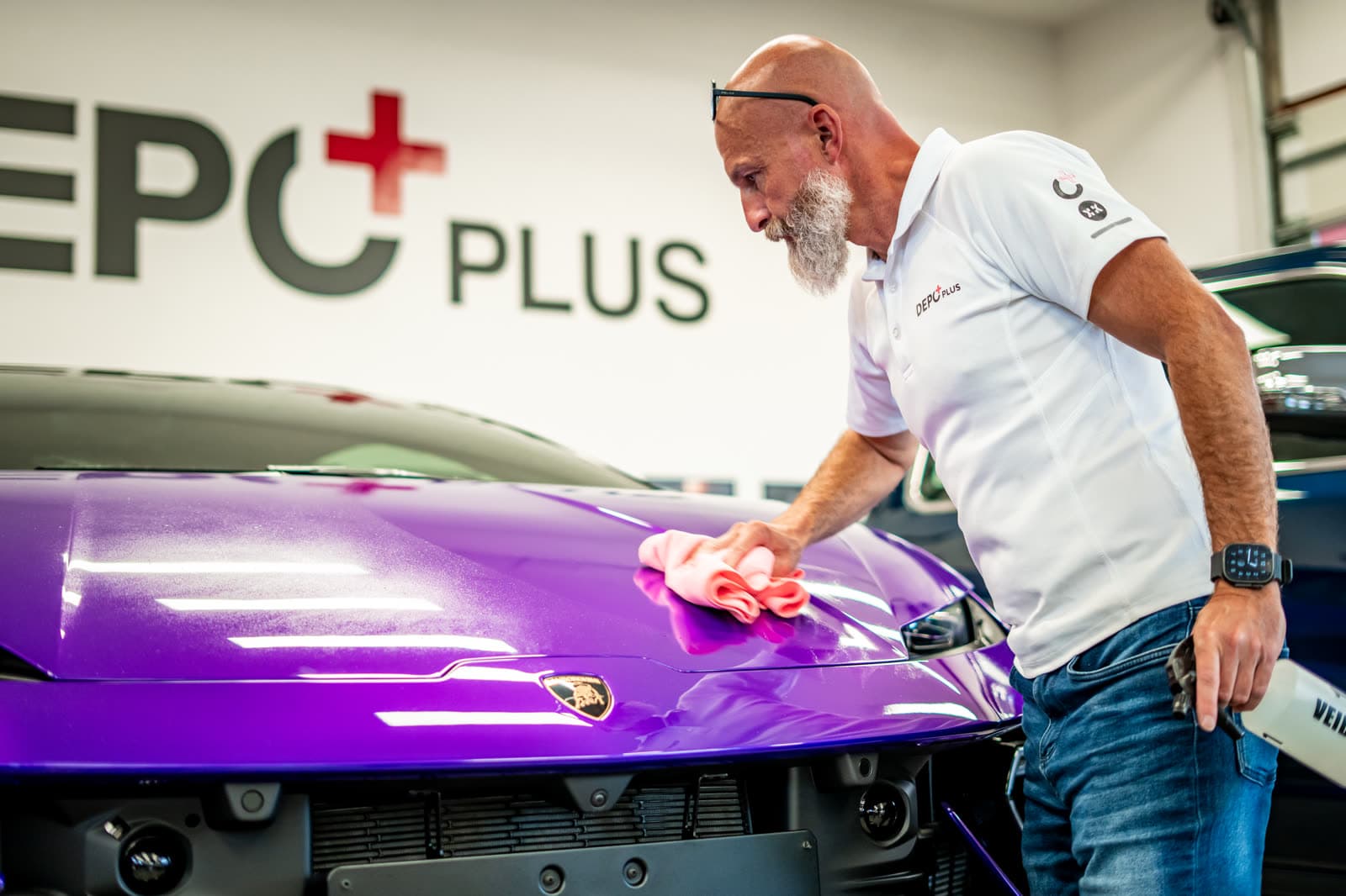 Fialové Lamborghini Temerario v barevném PPF ve studiu DEPO+
