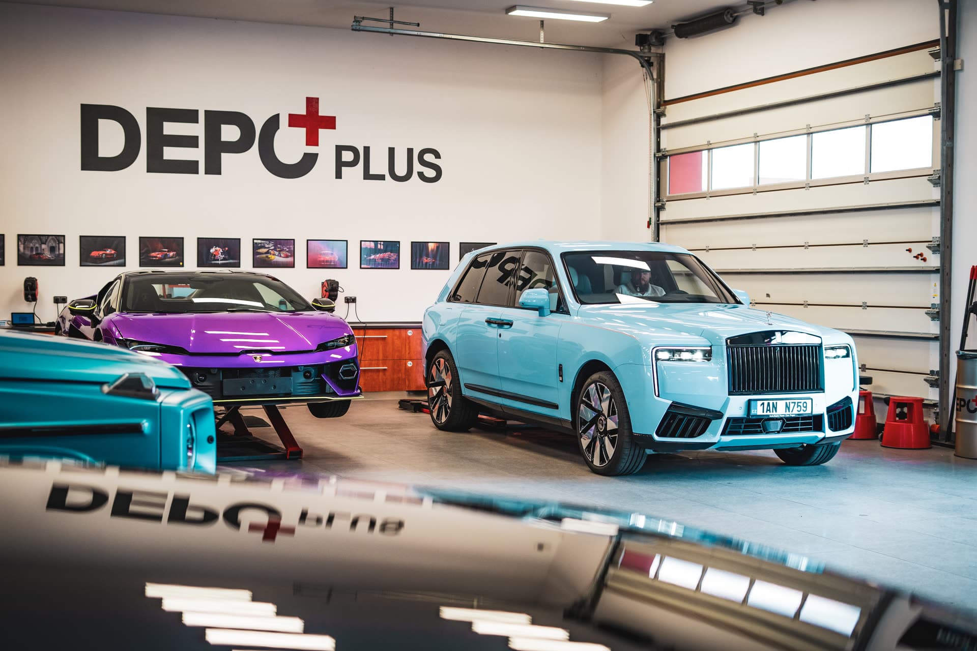 Rolls-Royce Cullinan a Lamborghini ve studiu DEPO+