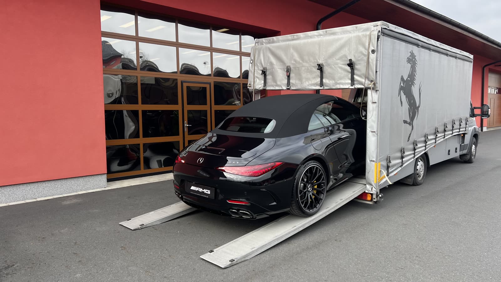 Mercedes-AMG SL 63 vyjíždí z kryté odtahovky DEPO+