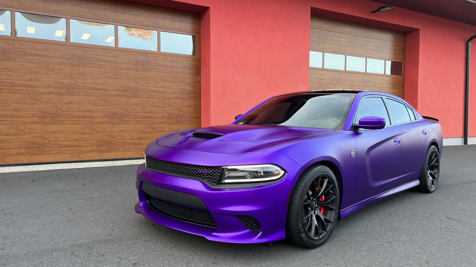 Dodge Charger SRT Hellcat v matné fialové fólii