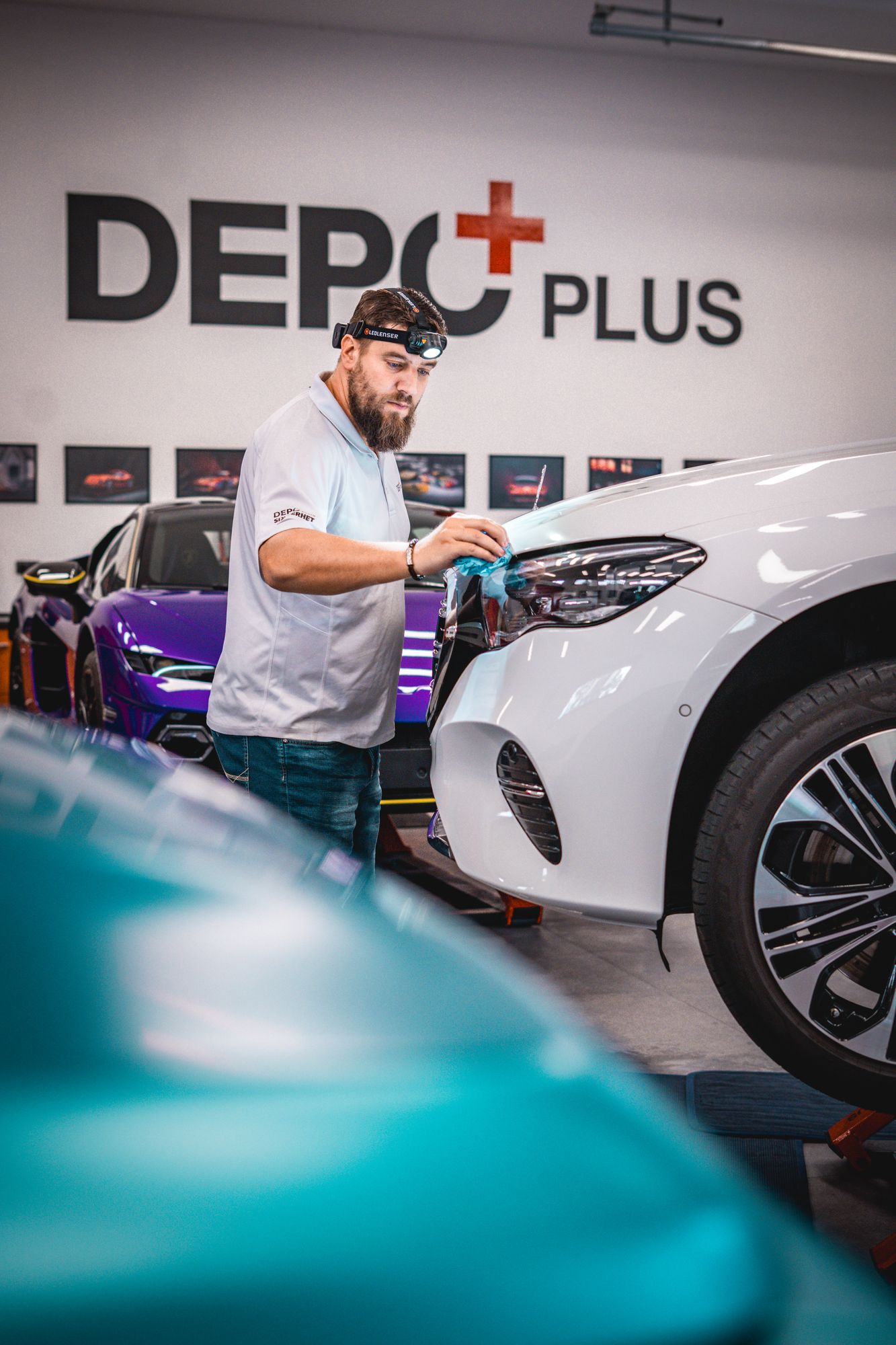 Práce na světlometu Mercedes-Benz ve studiu DEPO+