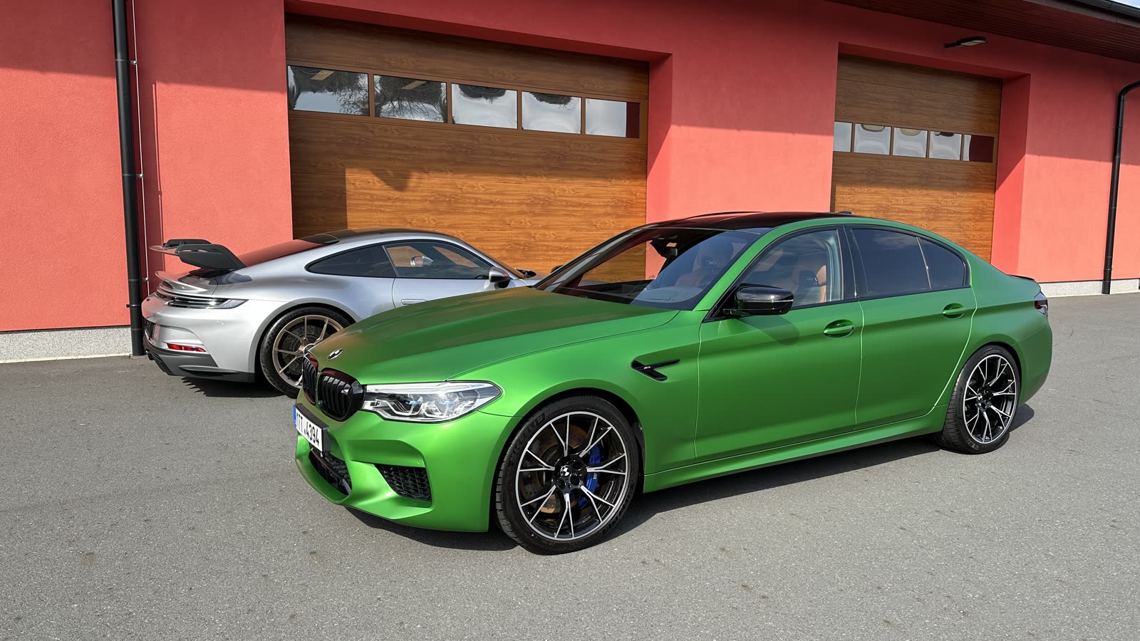BMW M5 v matné zelené fólii a Porsche 911 GT3 Touring
