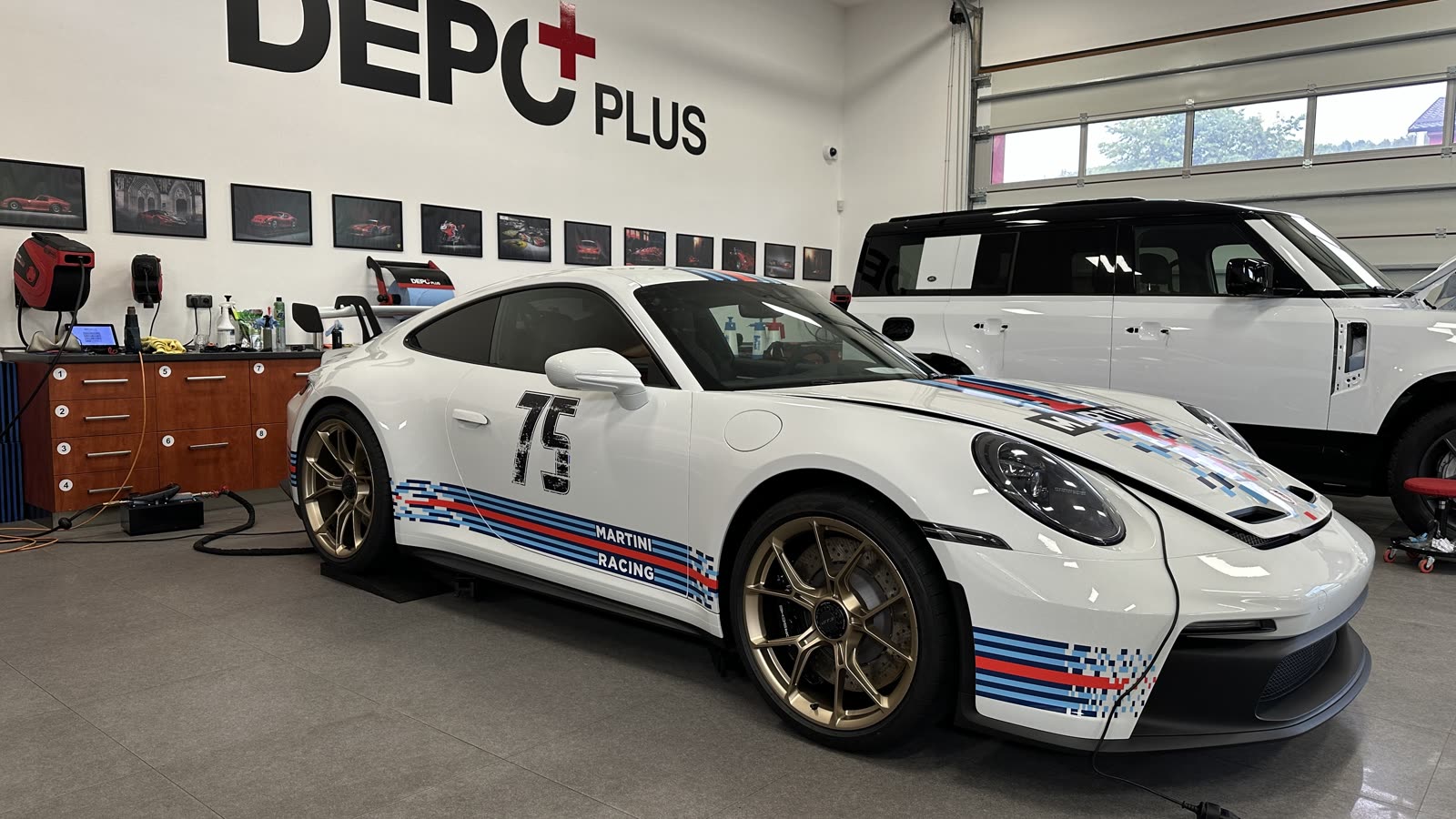 Porsche 911 GT3 s polepem v livery Martini Racing