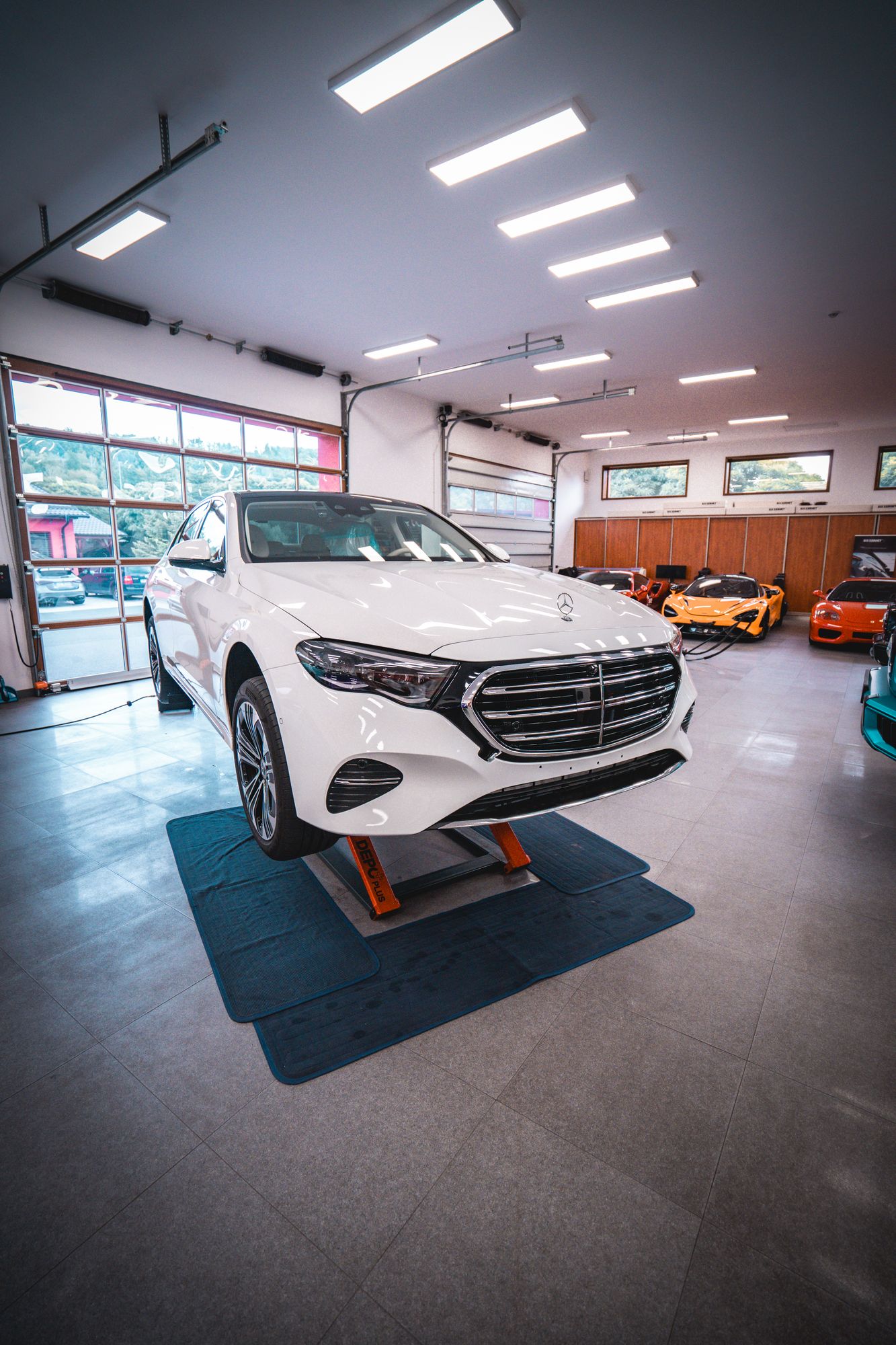 Mercedes-Benz třídy E na zvedáku před aplikací PPF