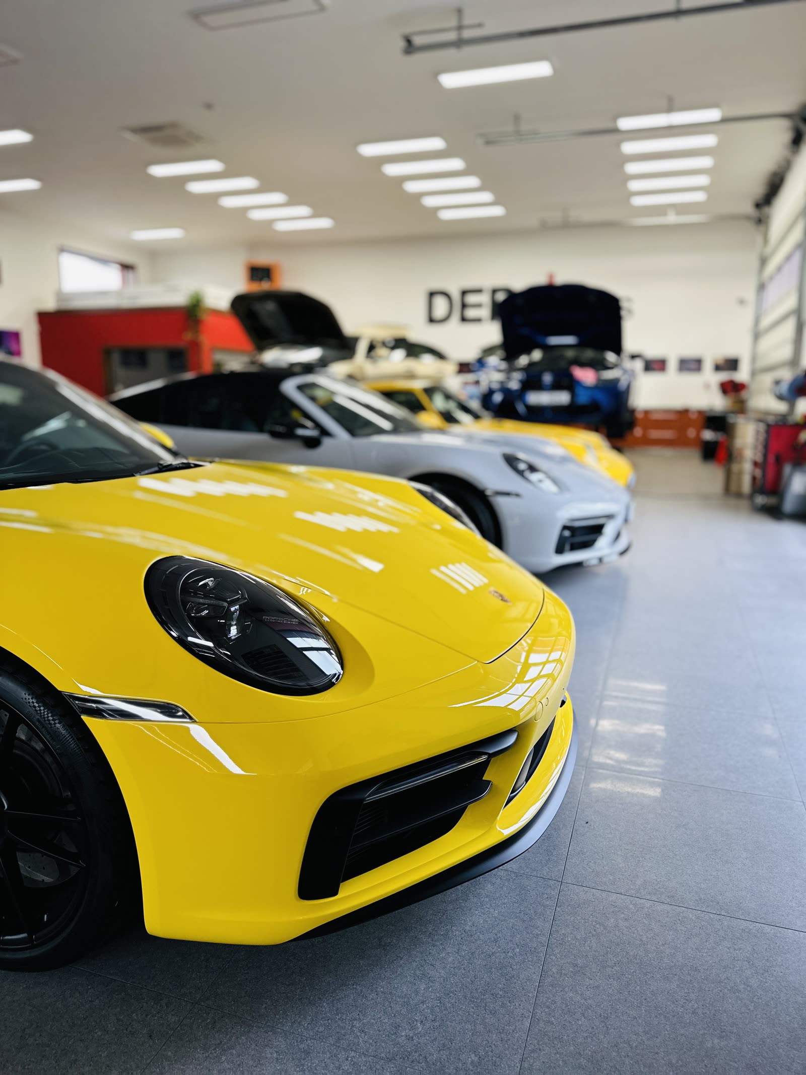Řada vozů Porsche 911 v našem studiu