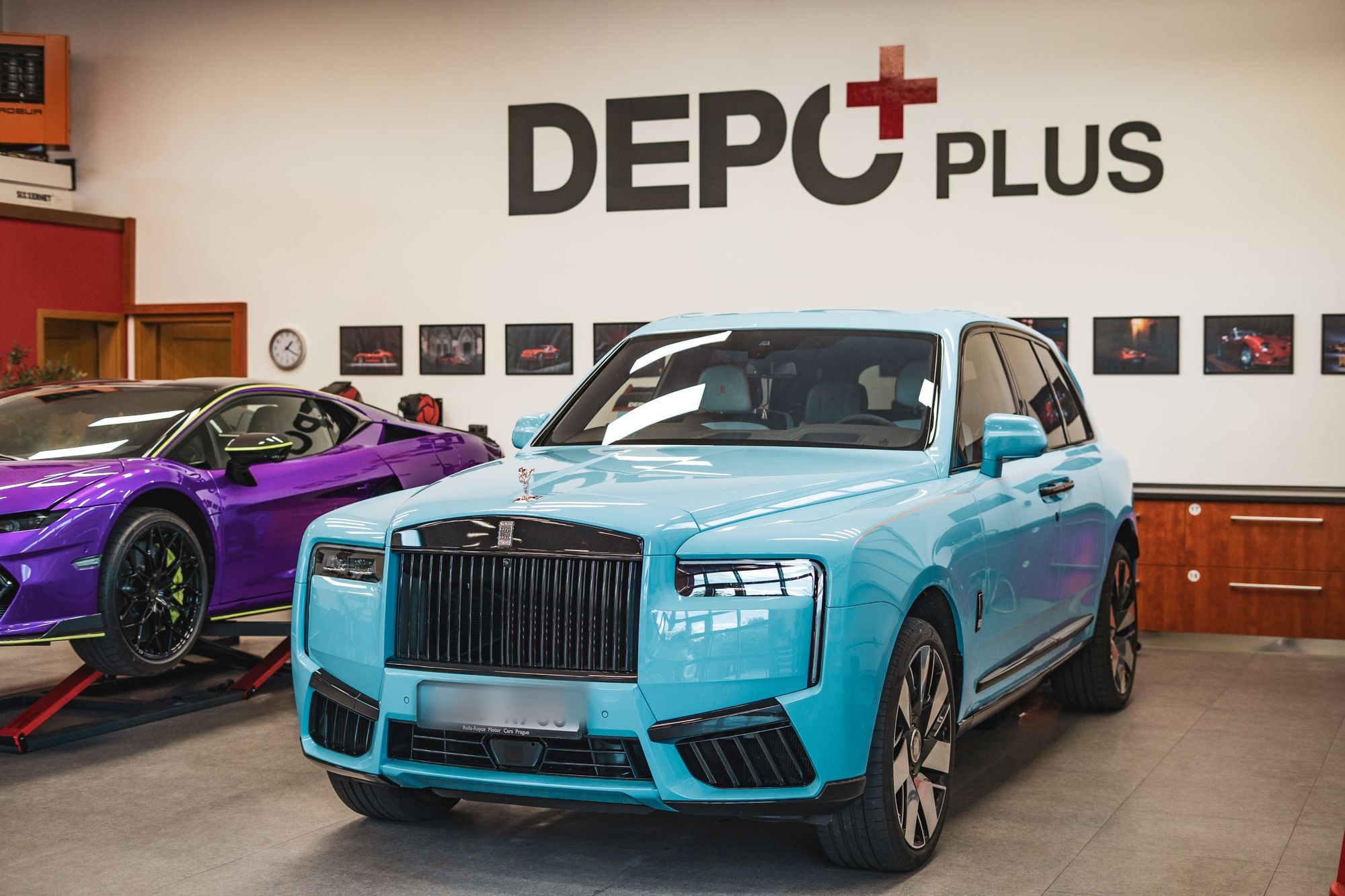 Rolls-Royce Cullinan a Lamborghini Huracán ve studiu DEPO+