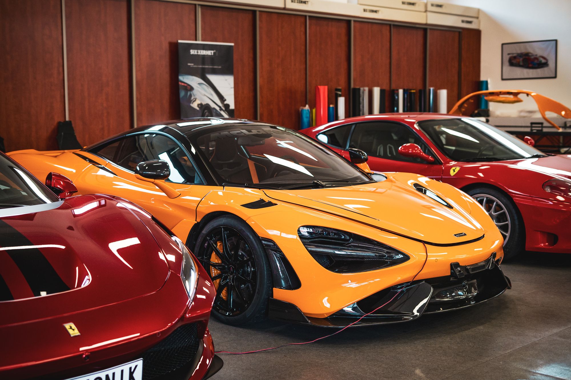 McLaren 765LT a Ferrari v našem showroomu