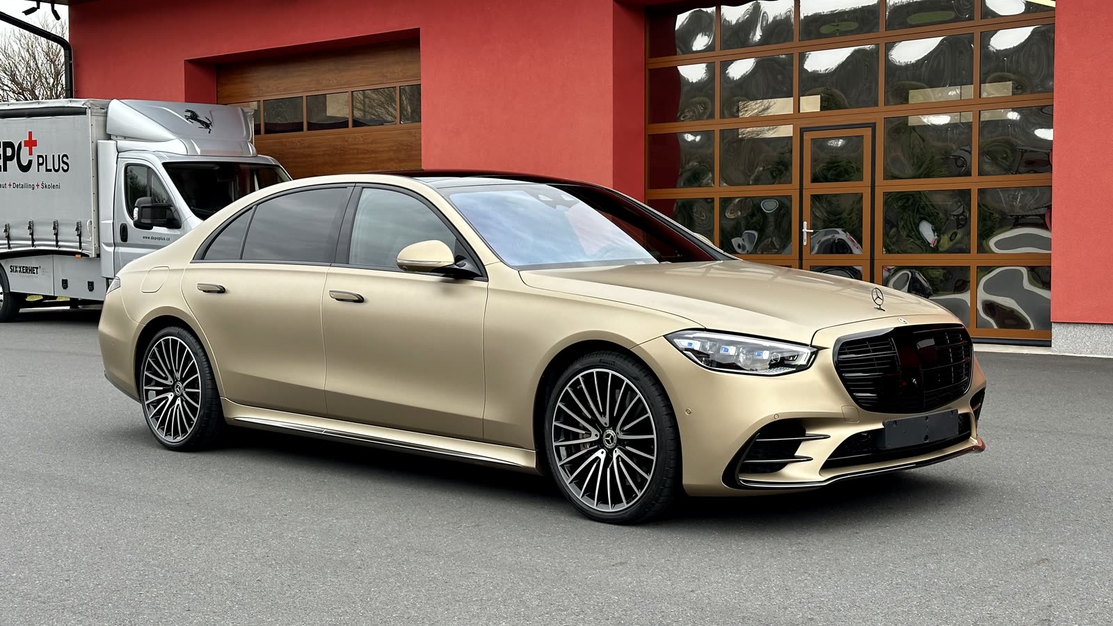 Mercedes-Benz třídy S v matné pískové fólii