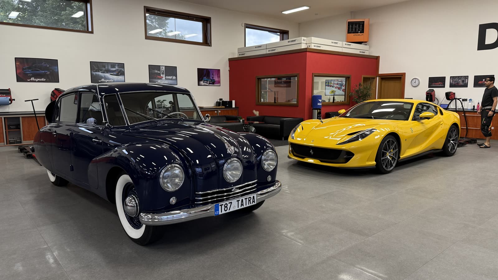 Tatra 87 a Ferrari 812 Superfast ve studiu DEPO+
