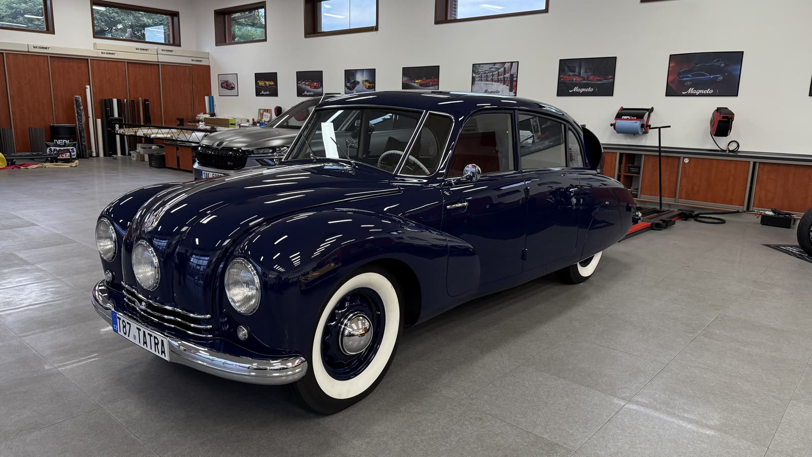 Renovovaná Tatra 87 v naší polepové hale