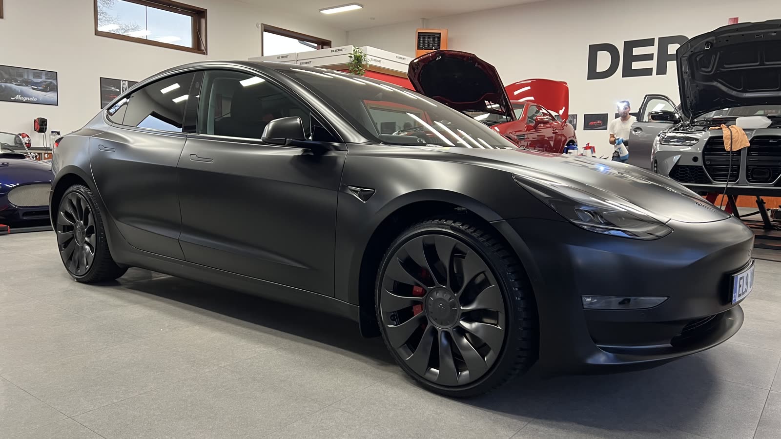 Tesla Model 3 v saténově černé fólii